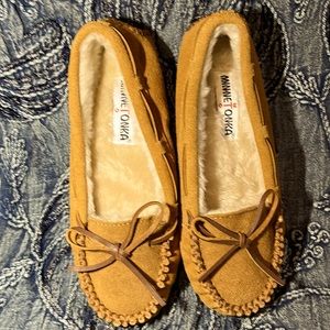 NWOT MINNETONKA MOCCASINS. SZ 7